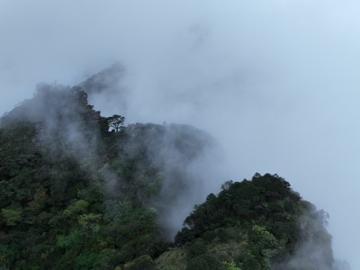 俯瞰云雾缭绕的大山山顶大雾仙境美景圣堂山