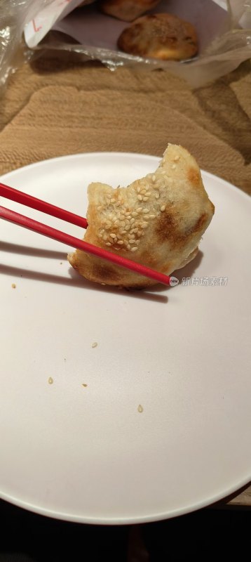 筷子夹芝麻烧饼特写