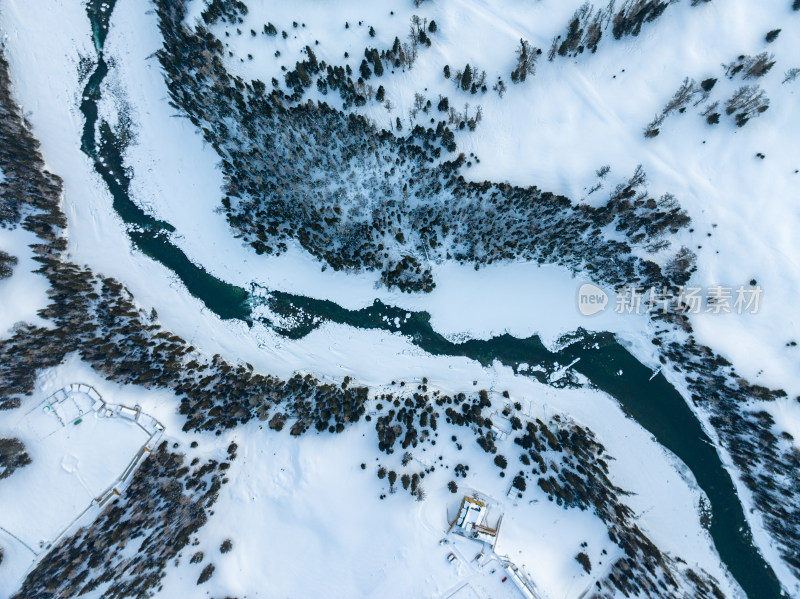 新疆阿勒泰喀纳斯雪景神仙湾晨雾雪山森林