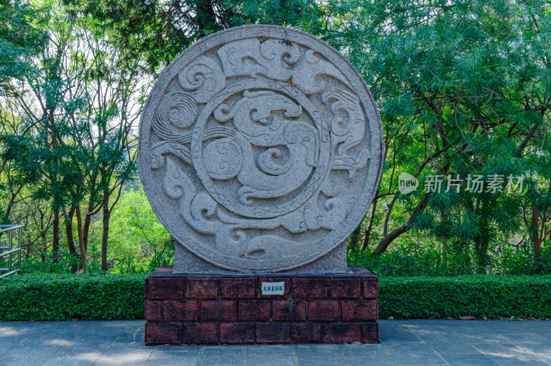 广州雕塑公园古城辉煌景点龙凤重环配雕塑