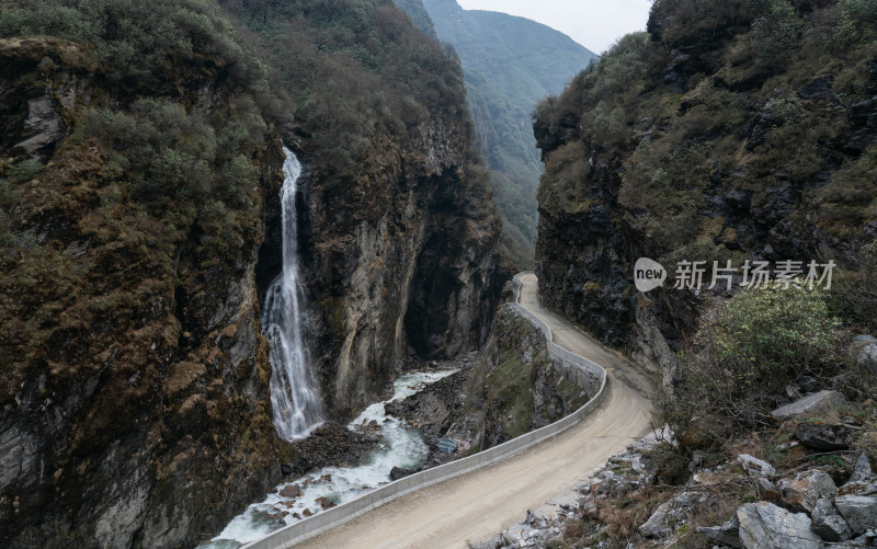 西藏日喀则陈塘沟的小瀑布