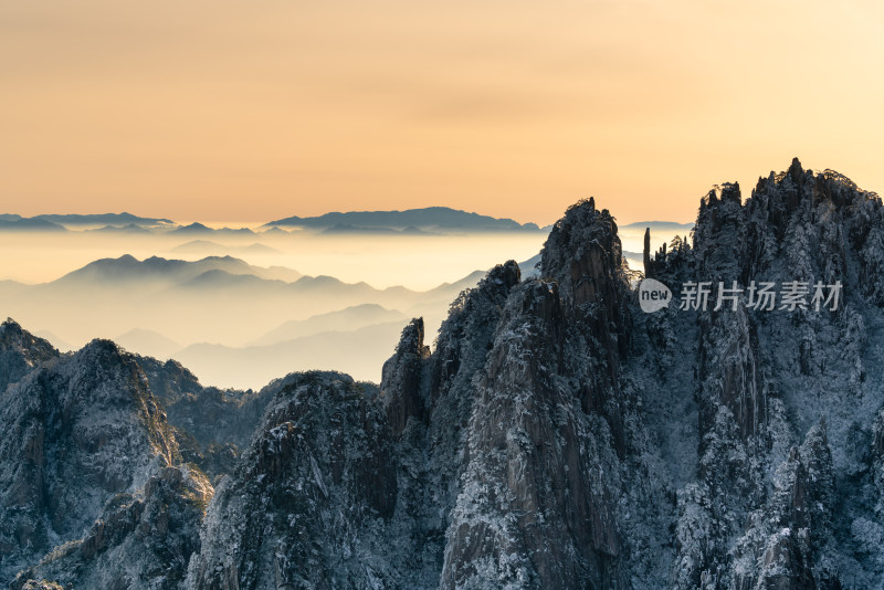 雪后壮丽的山峰景观