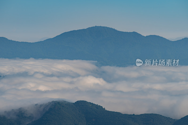 远处山之间的云海