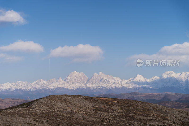 壮丽贡嘎雪山远景下的连绵起伏山脉