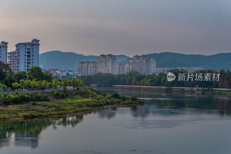 城市内的江流