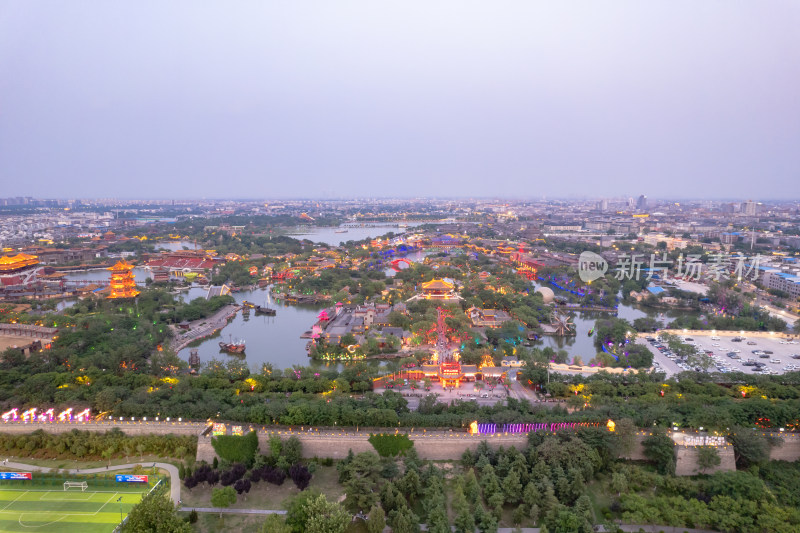 河南开封清明上河园夜幕降临夜景航拍图