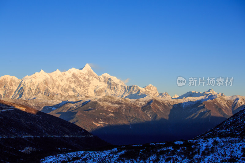 西藏林芝雪景南迦巴瓦峰日照金山雪山夕阳