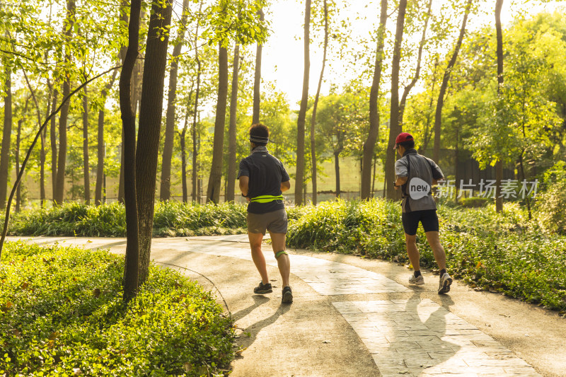 两人于林间小道跑步
