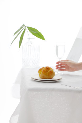 白色餐桌的美食面包