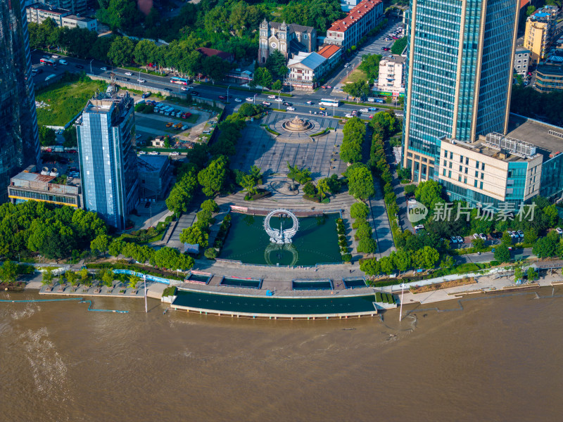 夏季傍晚航拍安徽芜湖沿江城市风光