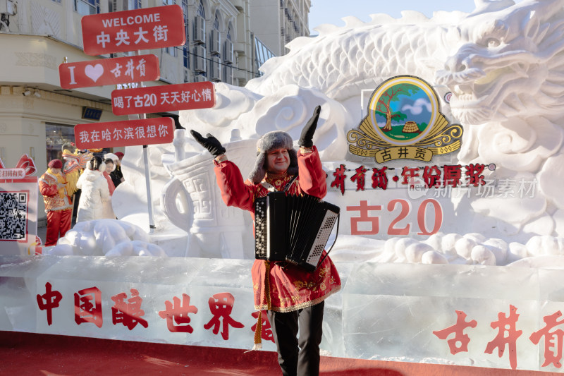 中央大街冬日街头人群聚集场景