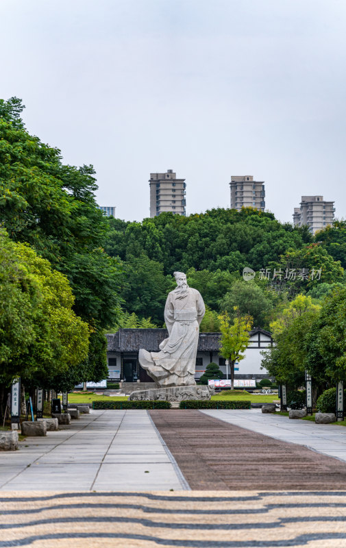 湖北黄冈遗爱湖风景区自然景观苏东坡雕塑