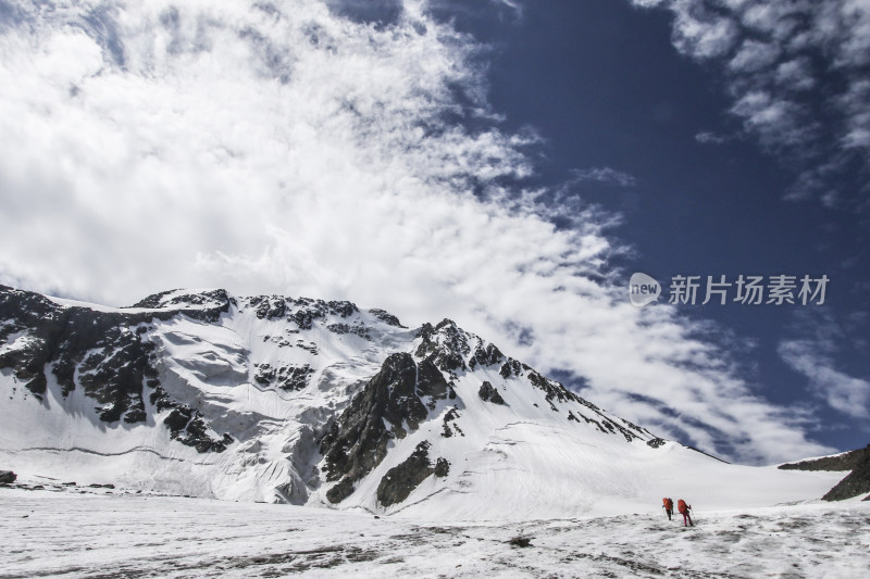 博格达  新疆  天山 蓝天白云下的雪山风景