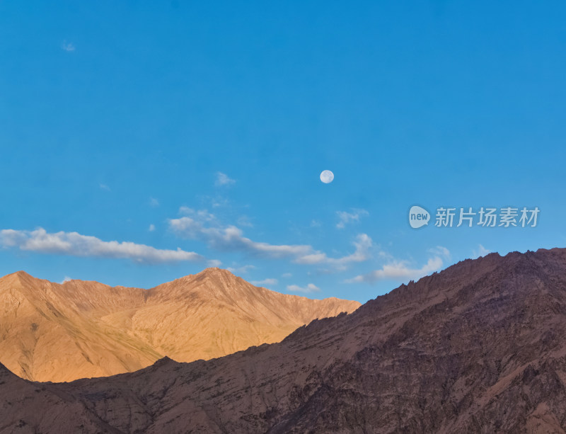 青藏铁路旁青藏高原无人区荒山自然风光
