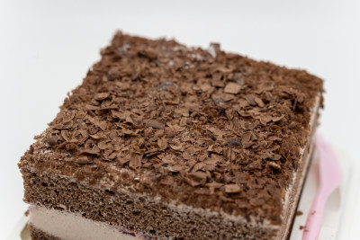 白色背景下美味的黑森林蛋糕