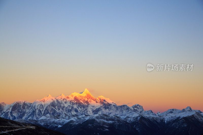 西藏林芝雪景南迦巴瓦峰日照金山雪山夕阳