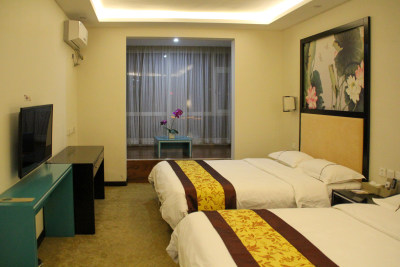 双床配置的酒店房间内景