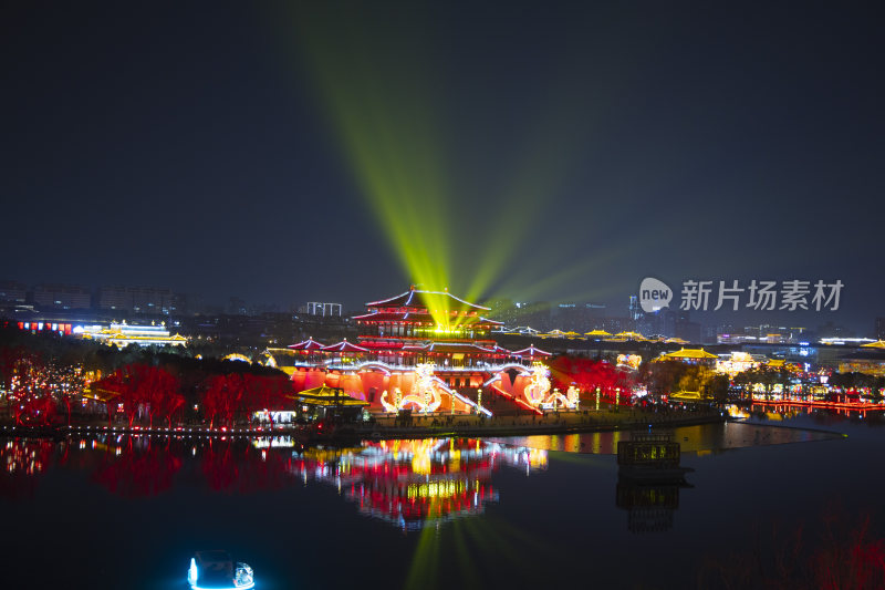 大唐芙蓉园夜景中式建筑湖面倒影