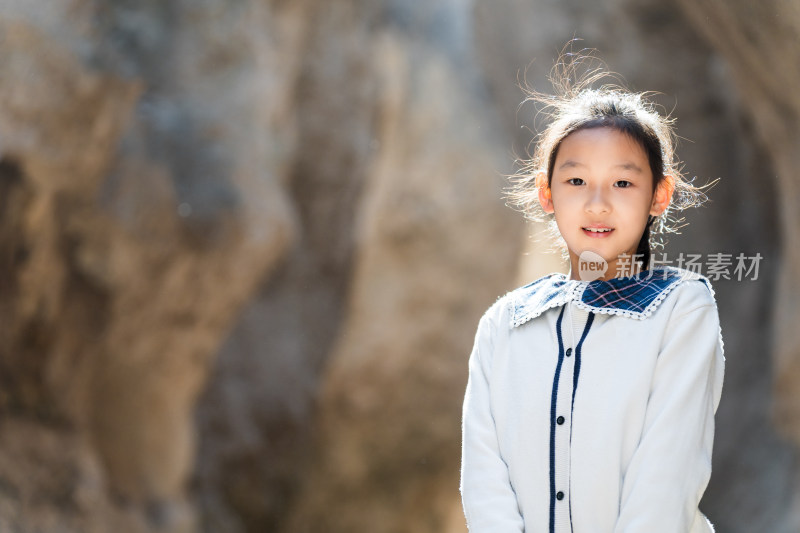 春天在北京爨底下村游玩踏青的中国女孩