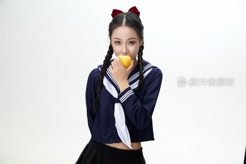 吃水果的亚洲东方长发少女