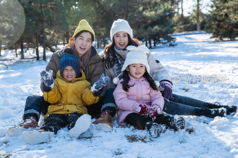 快乐的一家人坐在雪地上