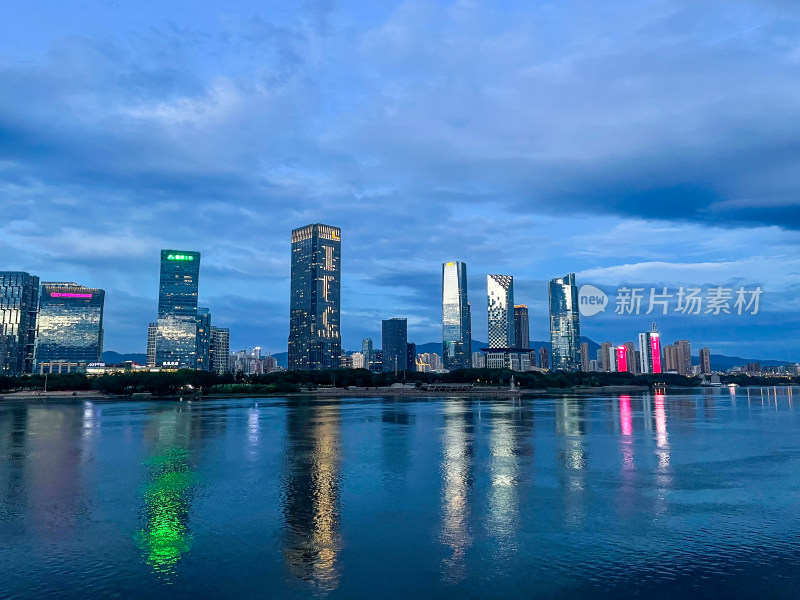 暮色下的城市滨水高楼建筑夜景