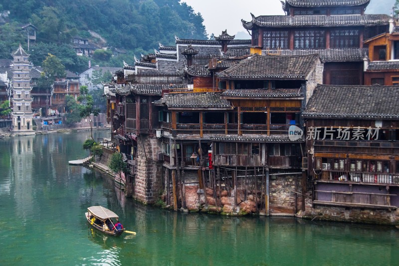 河畔古建风景与江上小船