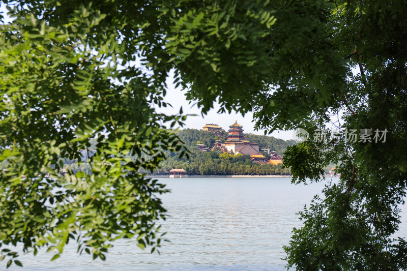 透过昆明湖边的绿树遥望颐和园万寿山