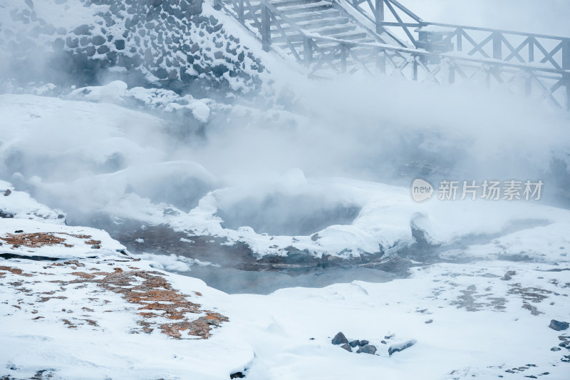 长白山冻结的户外雪地溪流