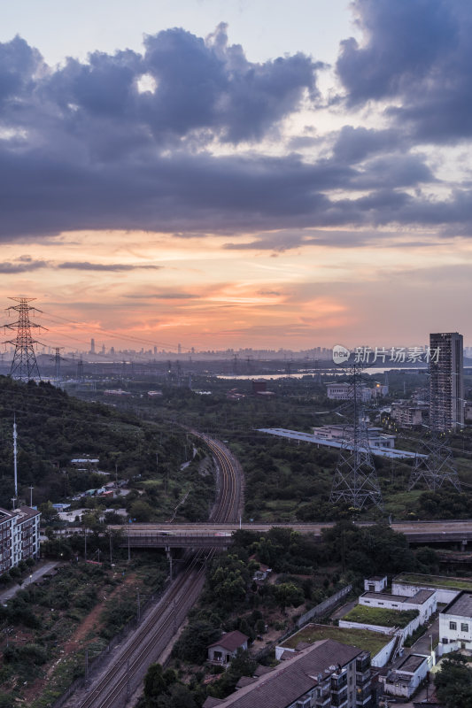 暮色下城市天际线全景