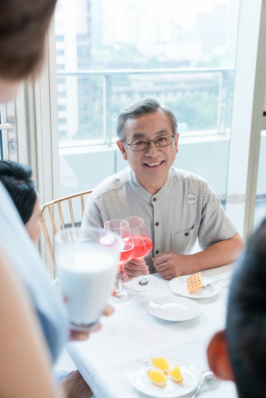 快乐的一家人在厨房吃早餐