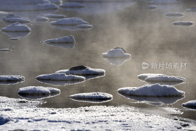 冬日新疆喀纳斯湖冰雪景观