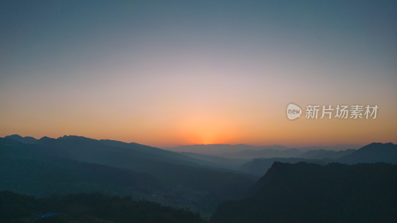 夕阳西下山峦倒影风景