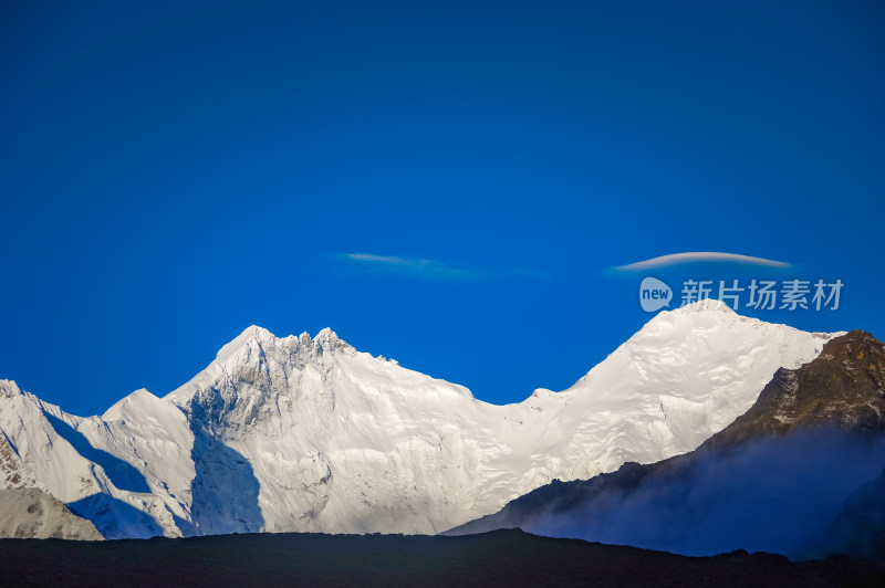 西藏珠峰东坡雪山背景自然风景