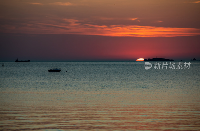 山东烟台第一海上浴场栈桥海上日出景观