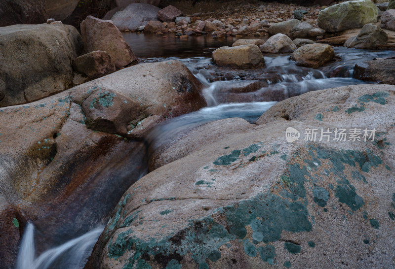 崂山北九水景区，慢门拍摄流下的小瀑布