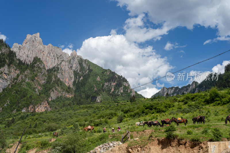 蓝天白云山峰