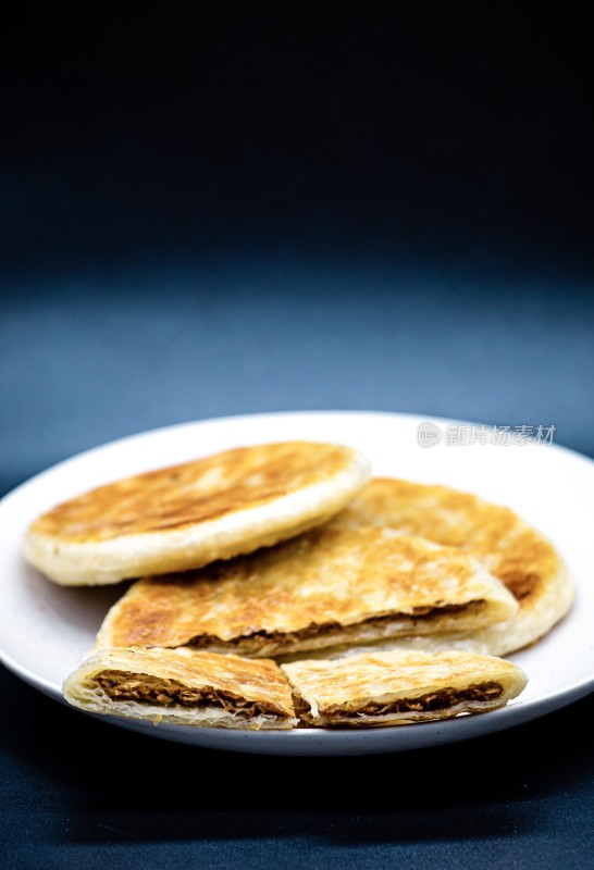 白色盘中的牛肉馅饼特写