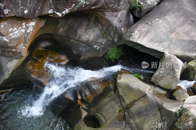 山间溪流在岩石间奔涌的自然景象