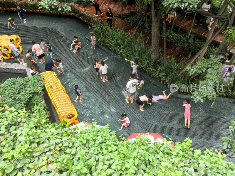 夏日成都港汇天地吸引小朋友和家长前来玩水