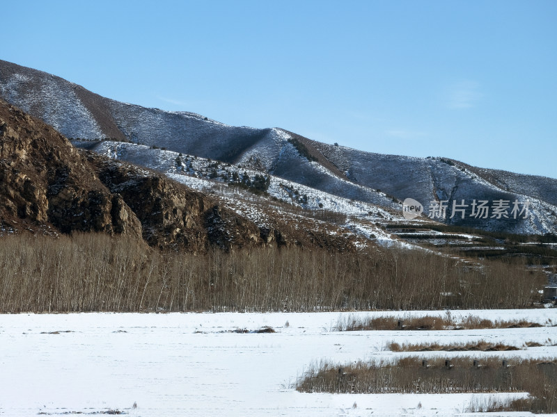 冬季雪后的山峰与草地