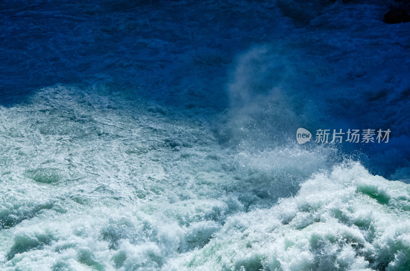 云南香格里拉虎跳峡河流奔腾流水浪花