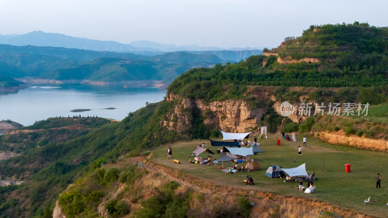 洛阳黄河岸边露营基地帐篷户外游客休闲旅行