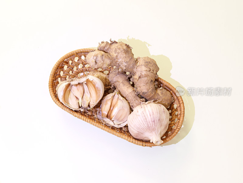 一篮子的食材生姜和大蒜的白底图