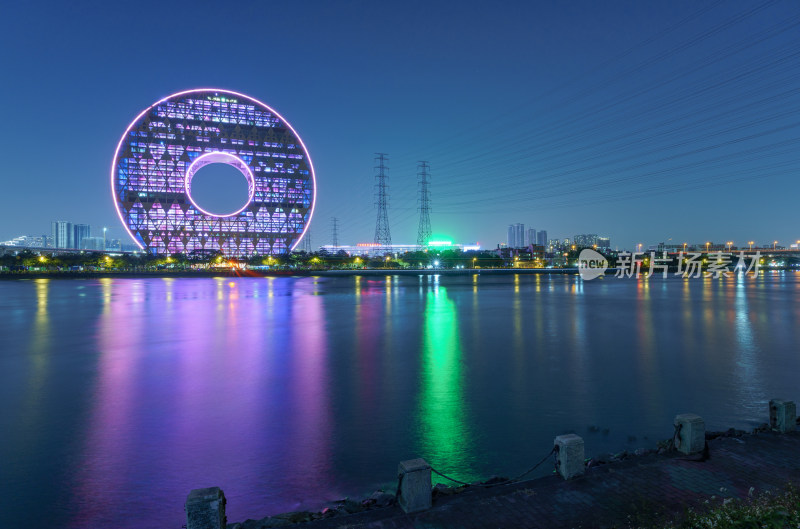 广州圆大厦与珠江岸城市建筑夜景灯光