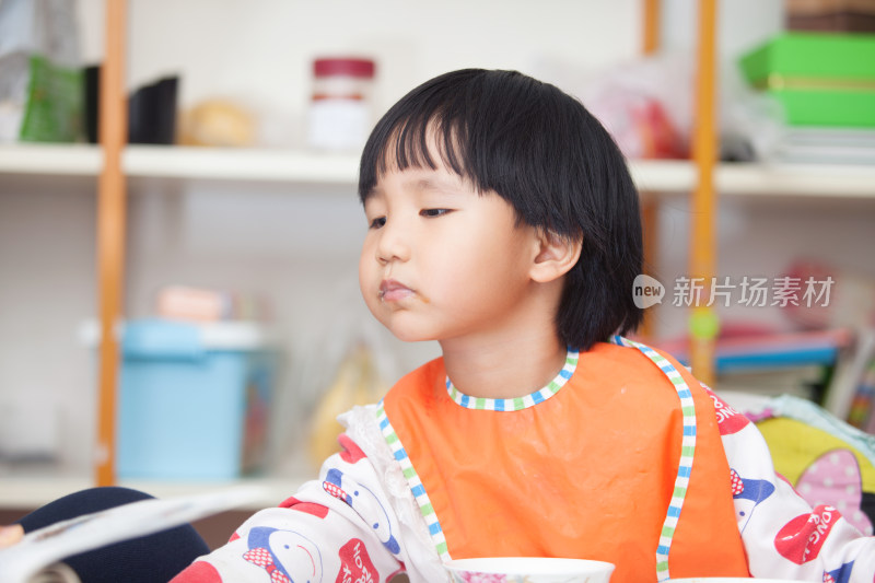 东方女孩家里吃饭