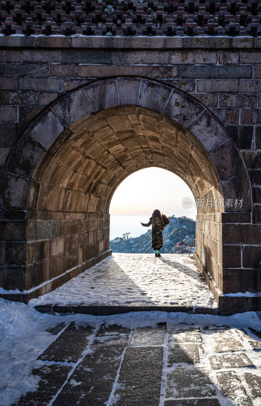 春雪后的泰安泰山风景区自然风光景点景观