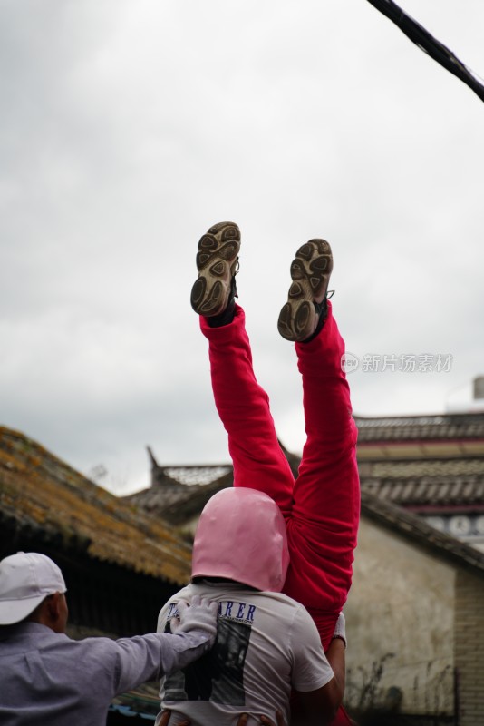 大理白族端午节身着民族服饰人们