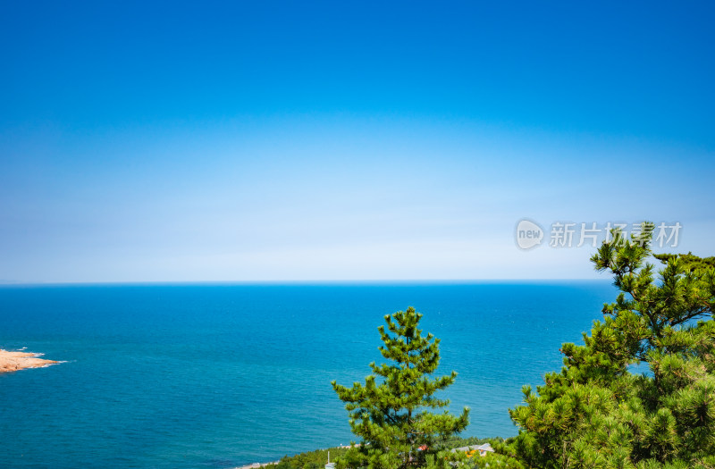 蓝天白云下天空海岸线自然风景