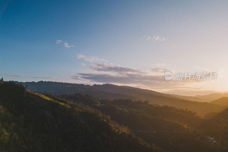 夕阳西下山峦倒影风景